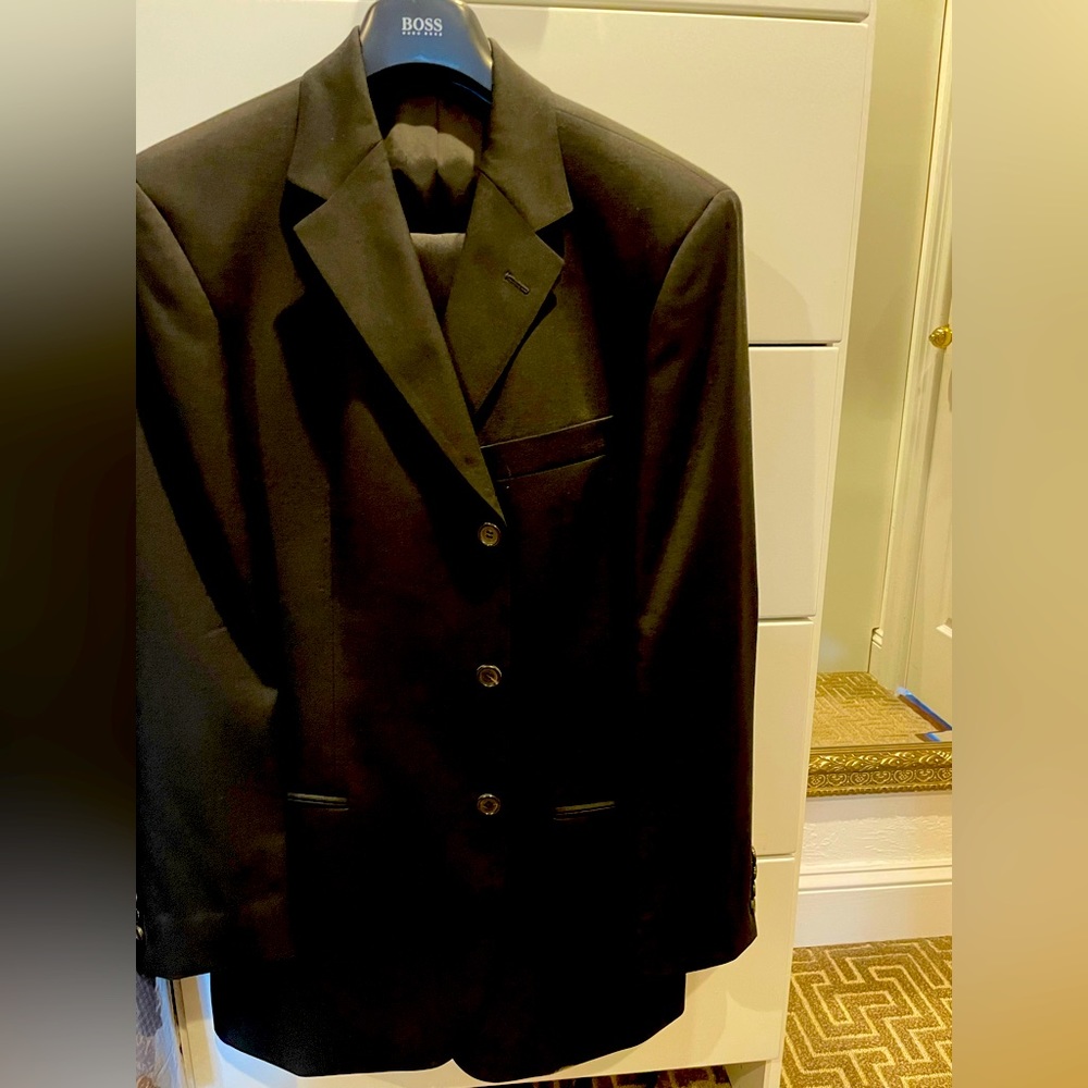 Hugo Boss Mens Suit in Black in 40R. Trousers waist 31 and 30 inches inseam